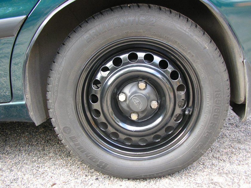 Автомобиль на штампованных дисках