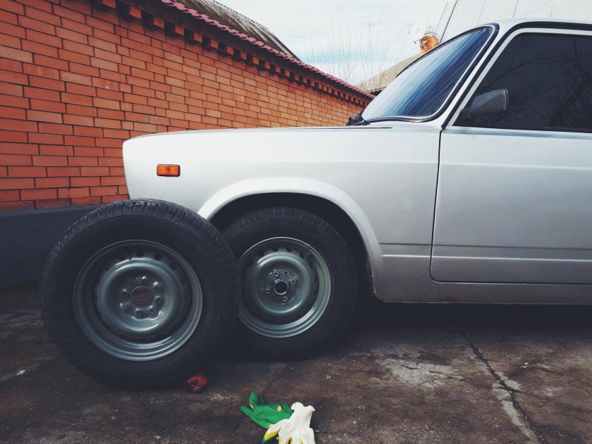 Белая ВАЗ 2107 на болотных штампах