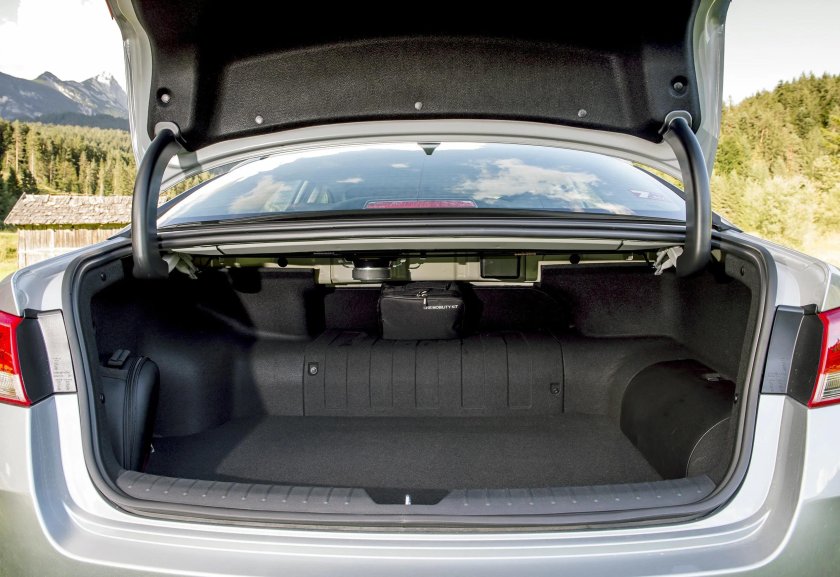 Kia Optima Hybrid багажник