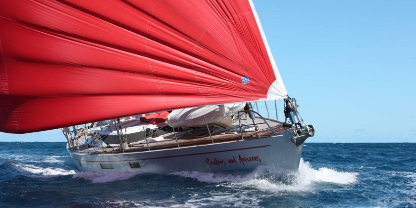 Катер в море