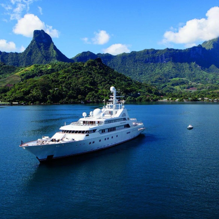 Яхта в океане