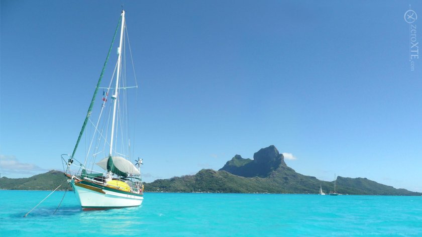 Яхта в море