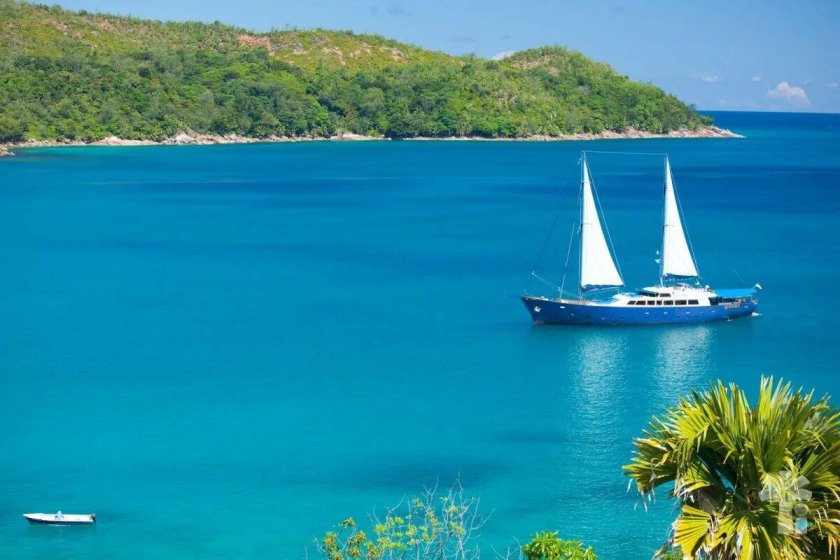 Яхта в море