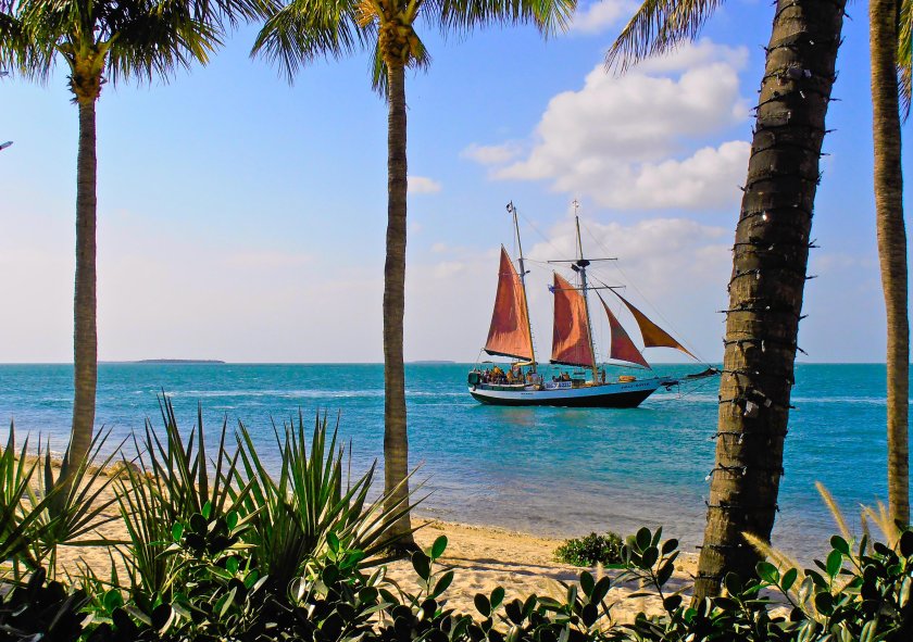 Парусник в море