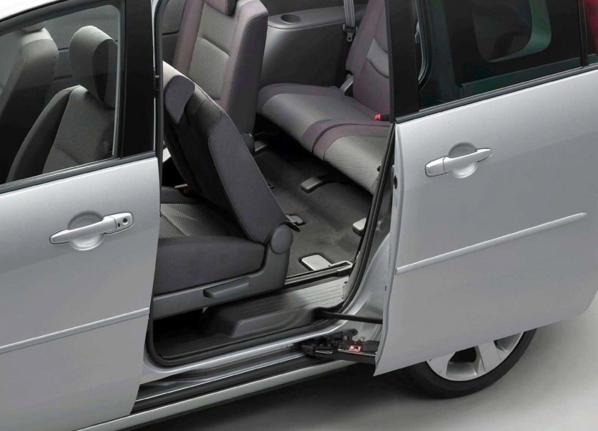 Mazda 5 дверка