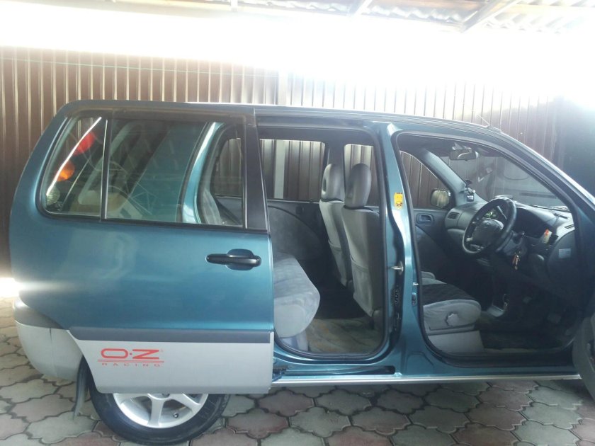 Toyota Raum 1998 открытые двери