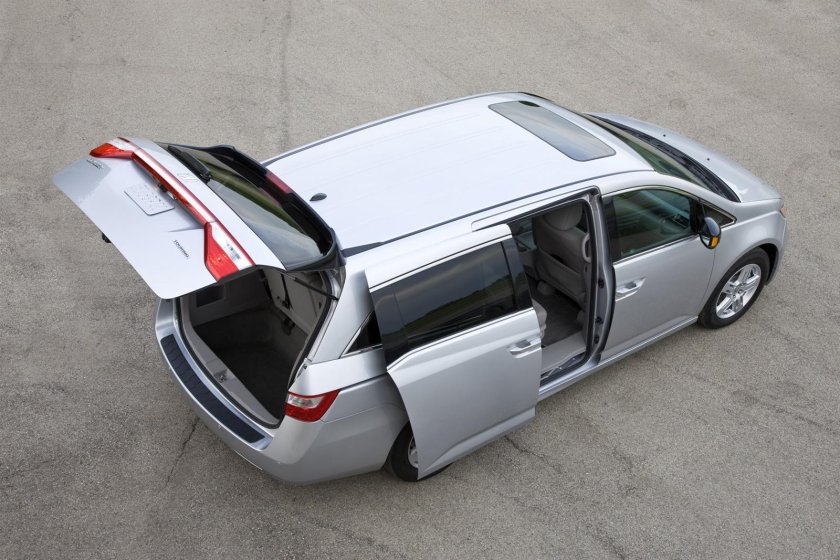 Машина с выдвижными дверями