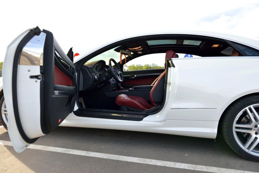 Мерседес CLA открытая дверь