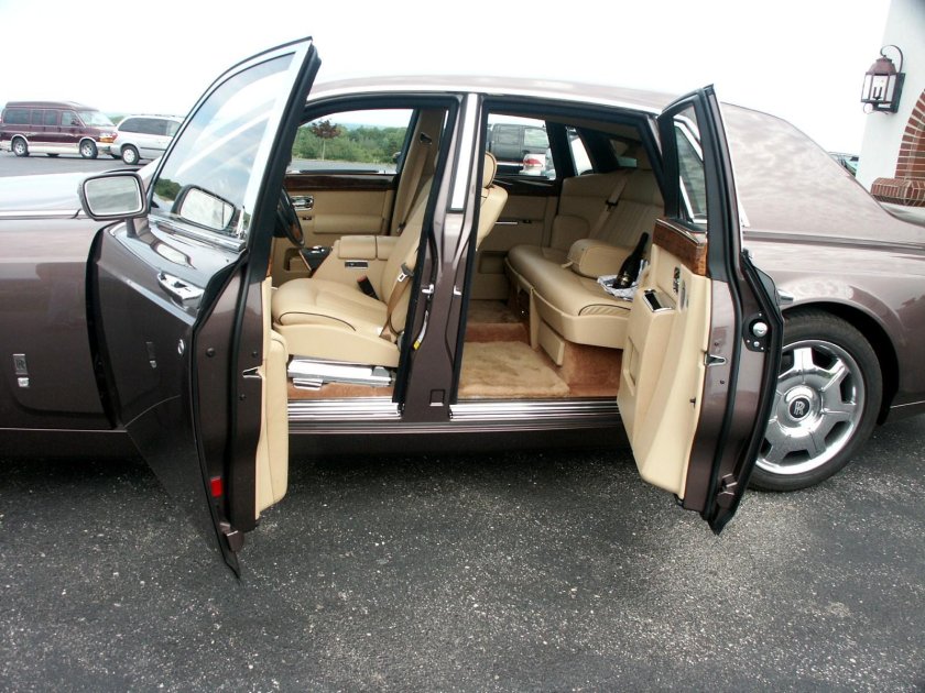 Роллс Ройс открытые двери