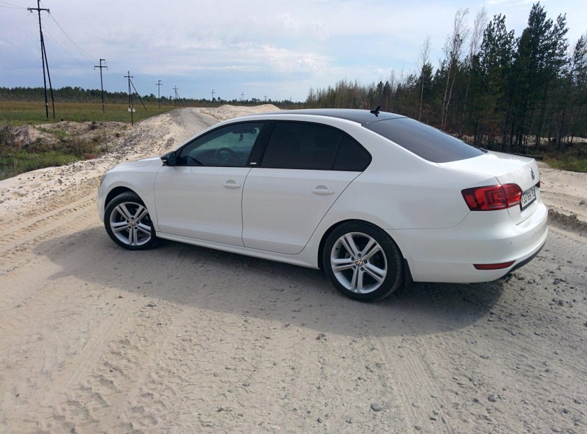 Volkswagen Jetta белая r17