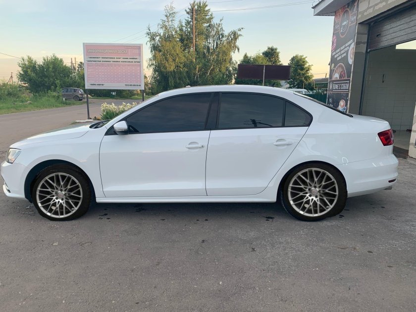 Volkswagen Jetta белая r17