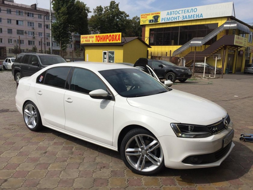 Volkswagen Jetta белая r17