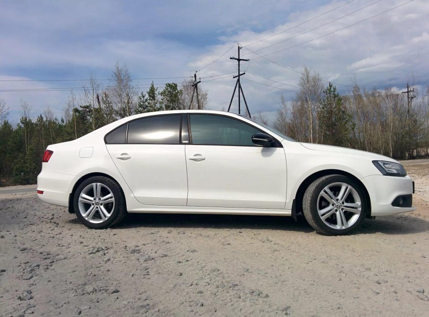 Volkswagen Jetta белая r17