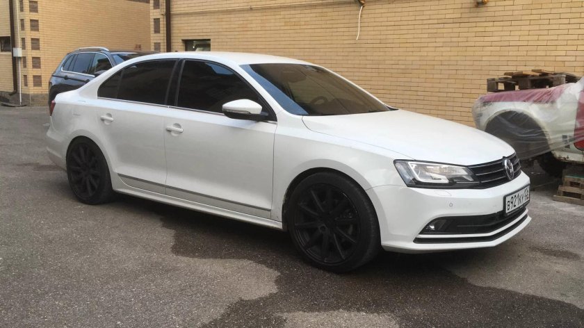 Volkswagen Jetta белая r17
