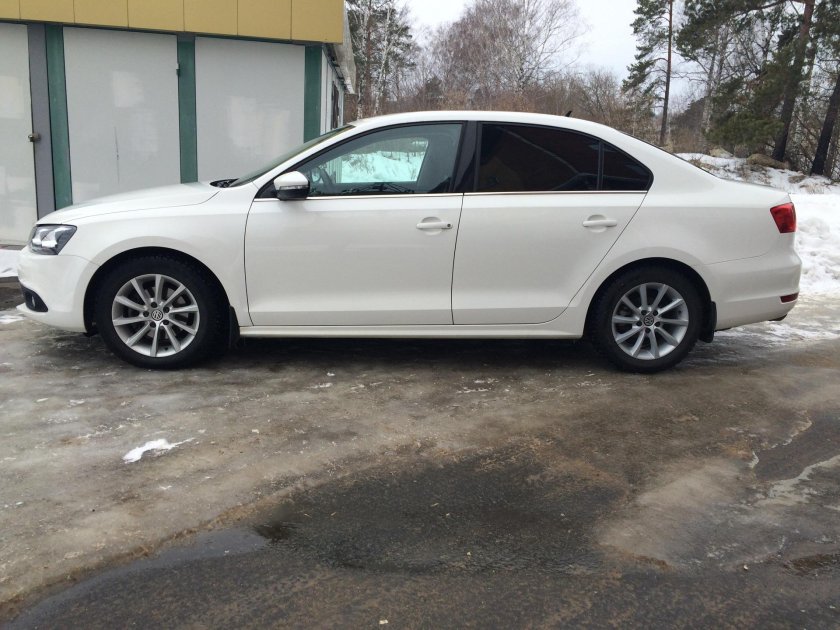 Volkswagen Jetta белая r17