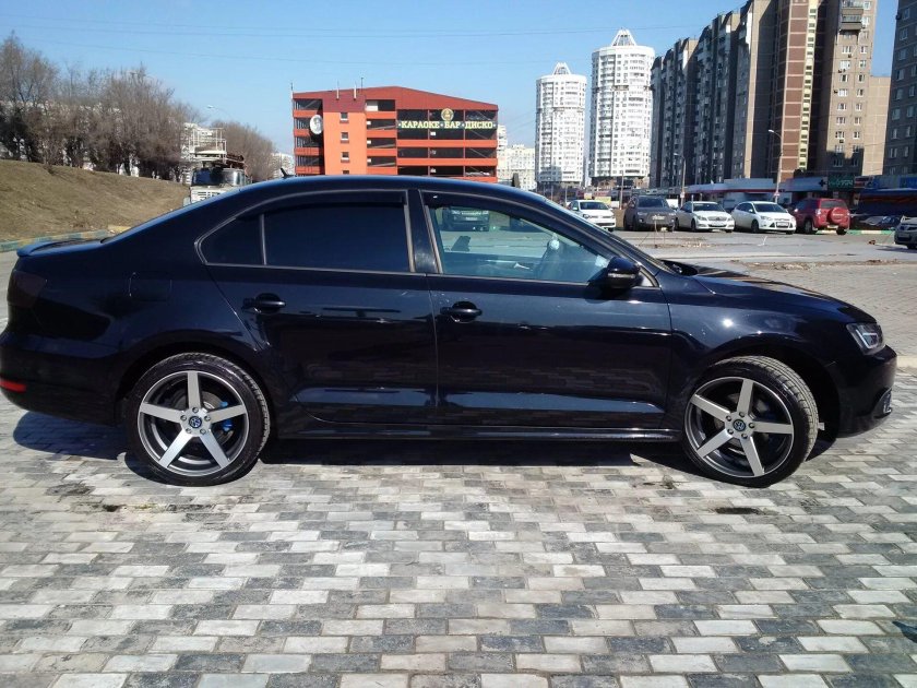 VW Jetta 6 Black r17