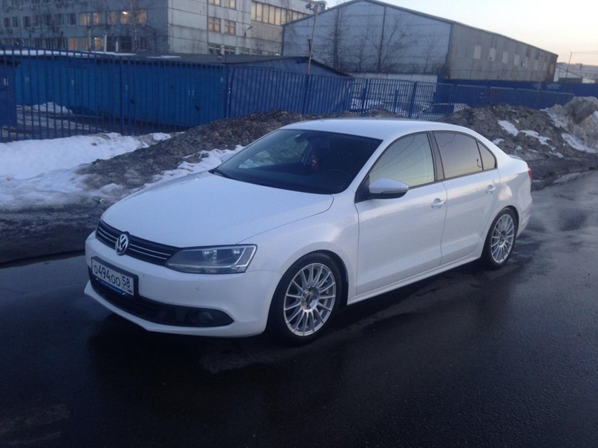 Volkswagen Jetta белая r17