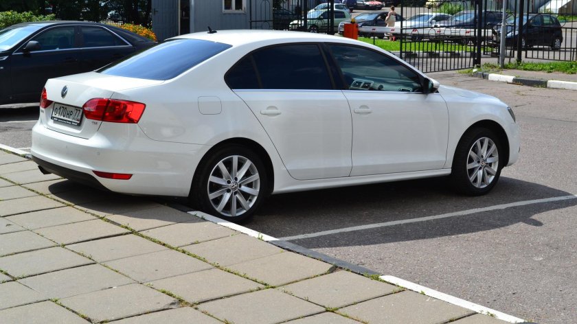 Volkswagen Jetta белая r17