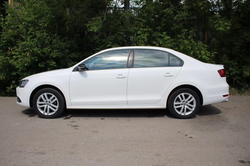 Volkswagen Jetta белая r17