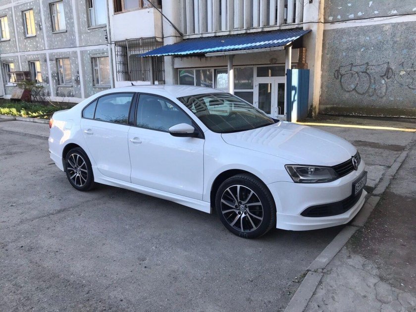 Volkswagen Jetta белая r17