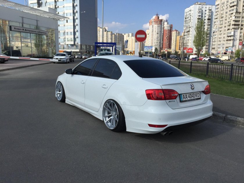 Volkswagen Jetta белая r18