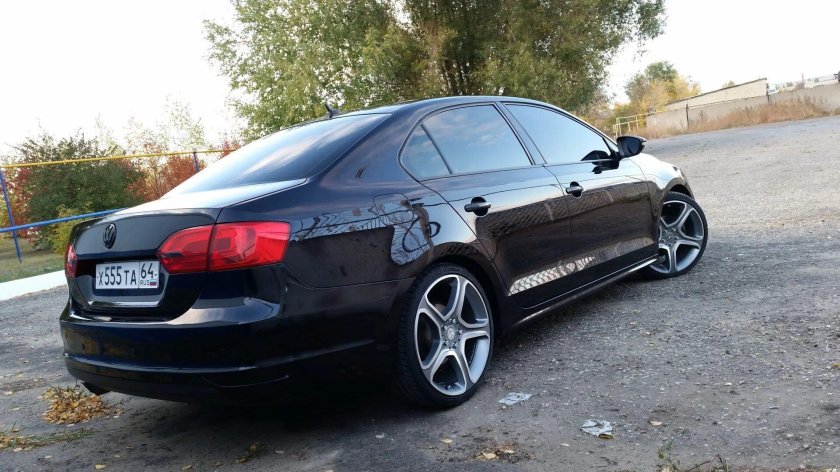 VW Jetta 6 Black r17