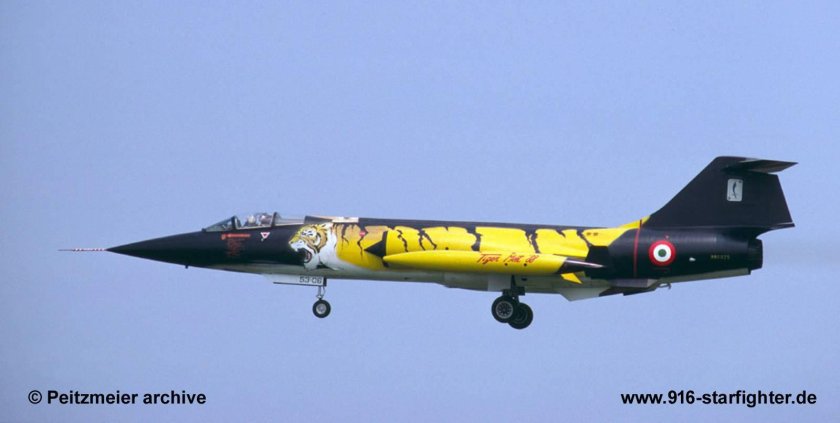 Самолет скромный