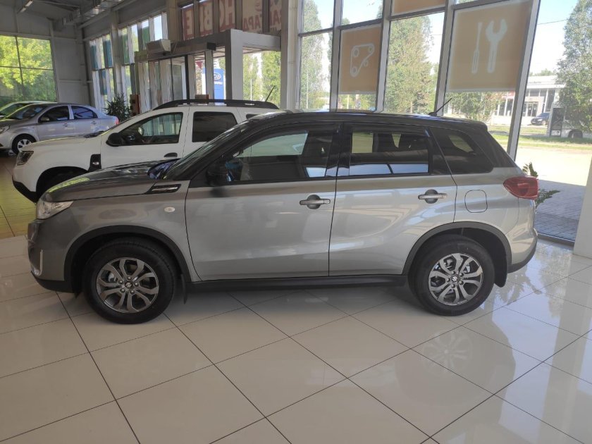 Сузуки Витара серый с черной крышей