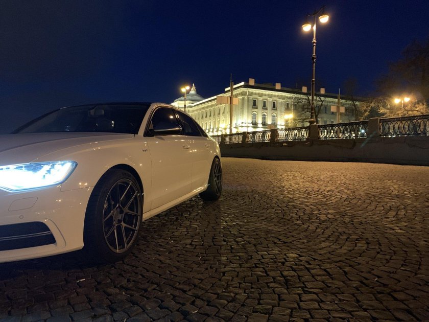 Ауди в ночном городе