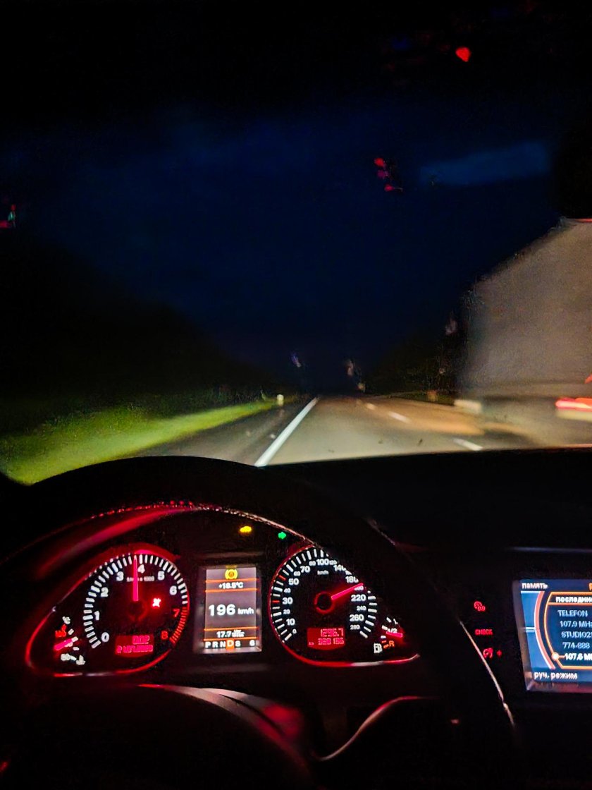 За рулем Ауди ночью