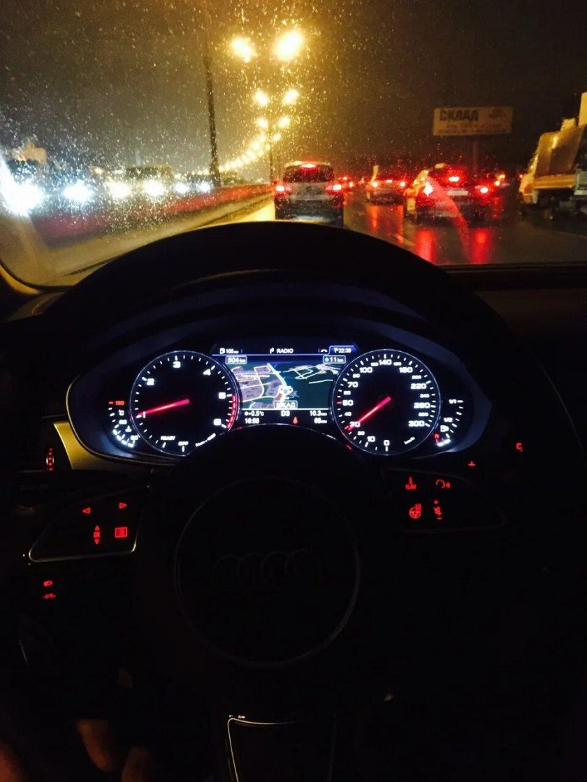За рулем Ауди ночью