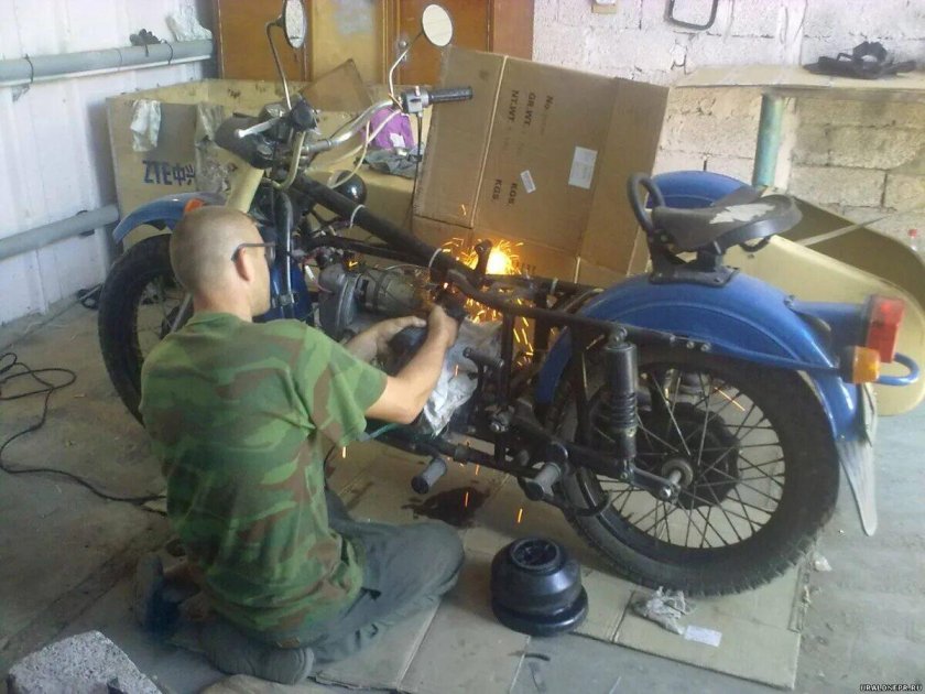 Разобранный мотоцикл Урал