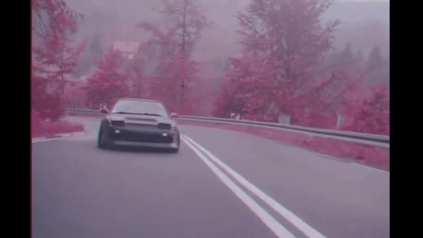 Машина дрифтит