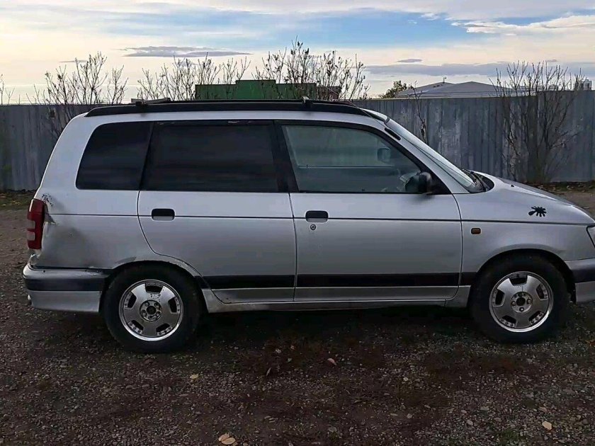 Машина daihatsu pyzar 2000