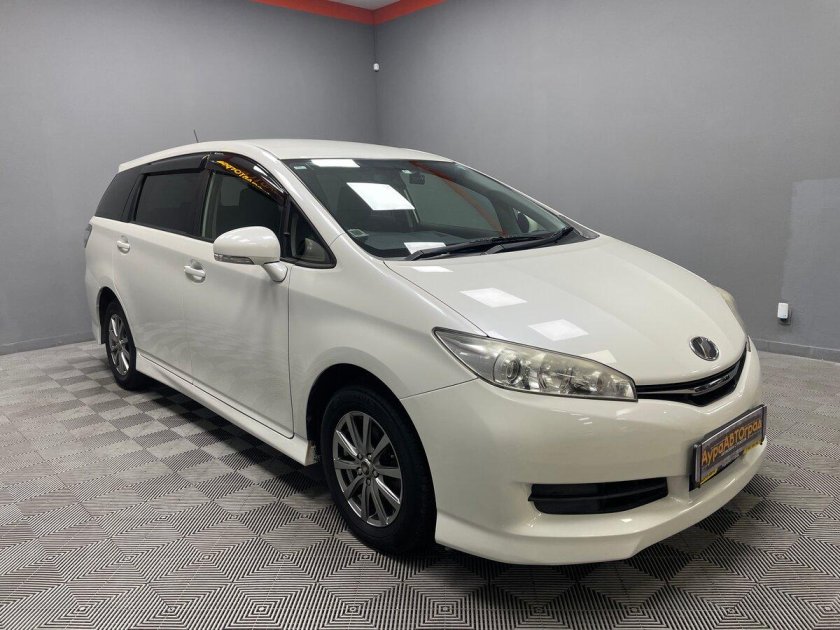 Тойота Виш 2010 года