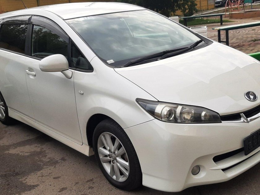 Тойота Виш 2012