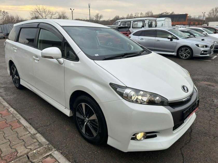 Тойота виш 2012