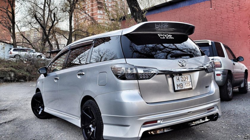 Тойота Виш 2