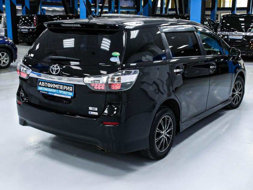 Тойота Виш 2015