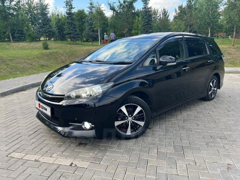 Тойота Виш 2010 черный