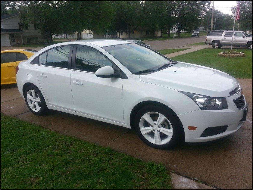 Шевроле Круз белый на литье