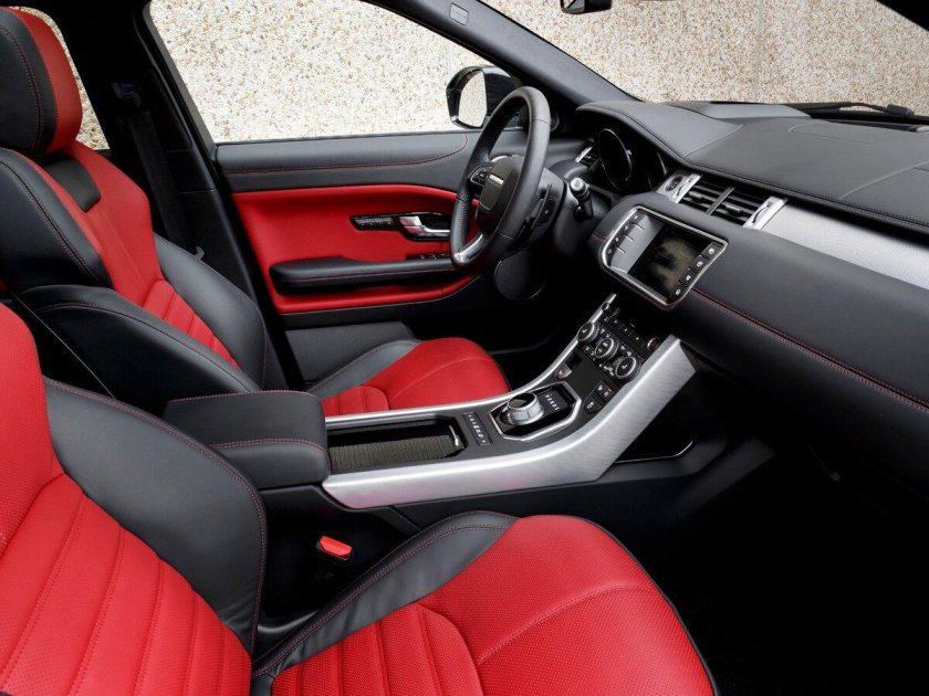 Красный Рендж Ровер Эвок салон