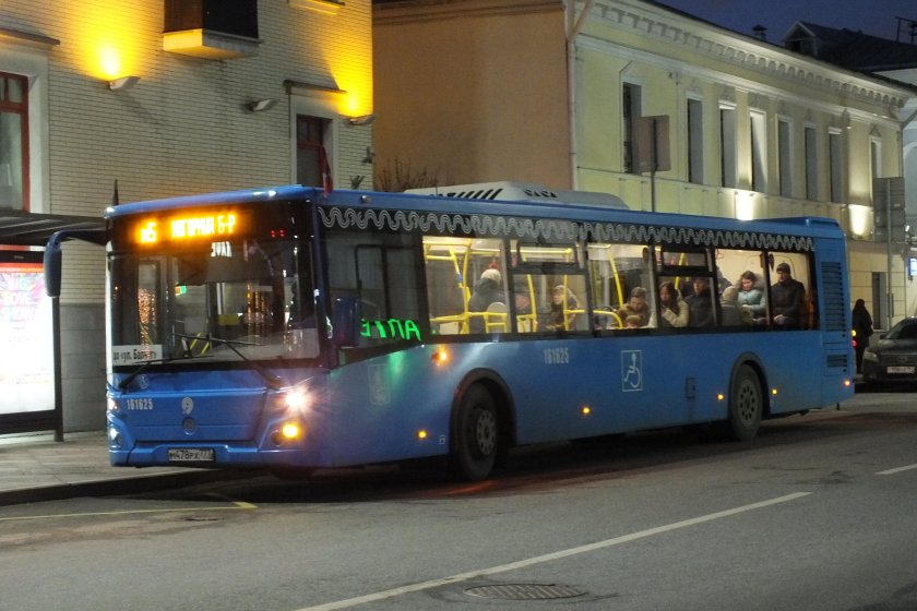 Автобус ЛИАЗ 5292 желтый