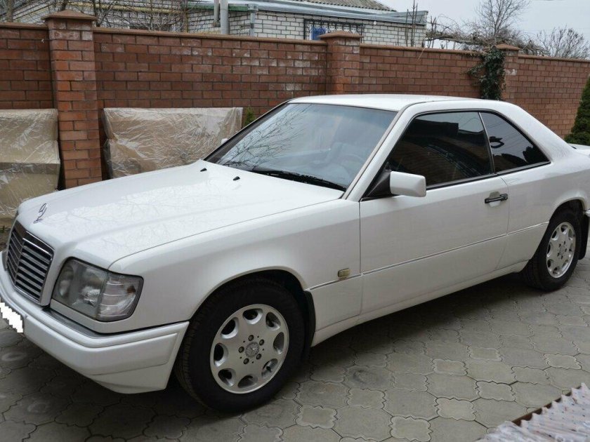 Мерседес 124 купе белый