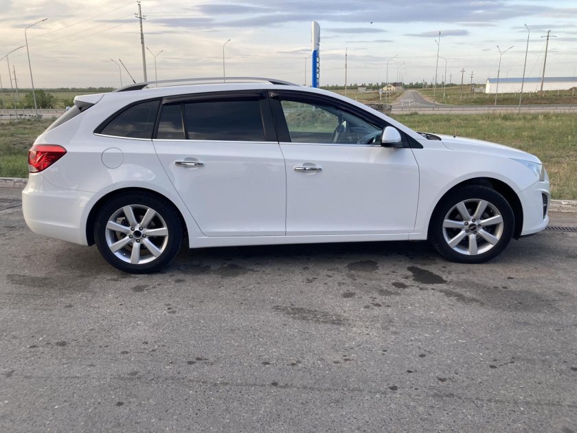 Cruze универсал белый