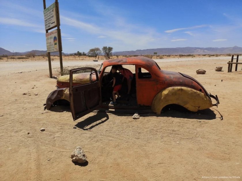 Брошенные машины в пустыне