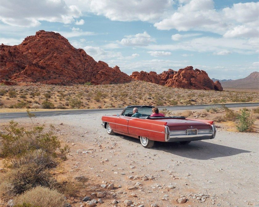 Красный кабриолет в пустыне