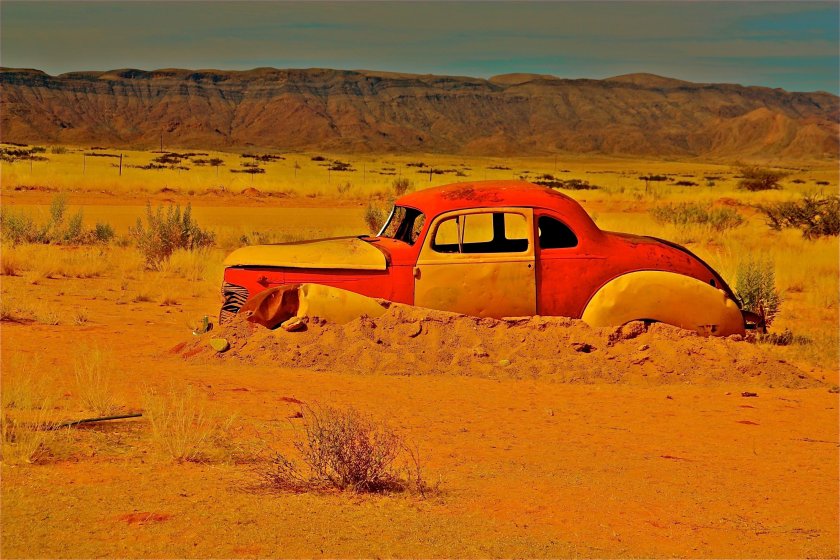 Машина в пустыне