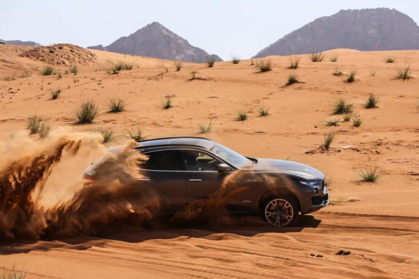 Машина в пустыне