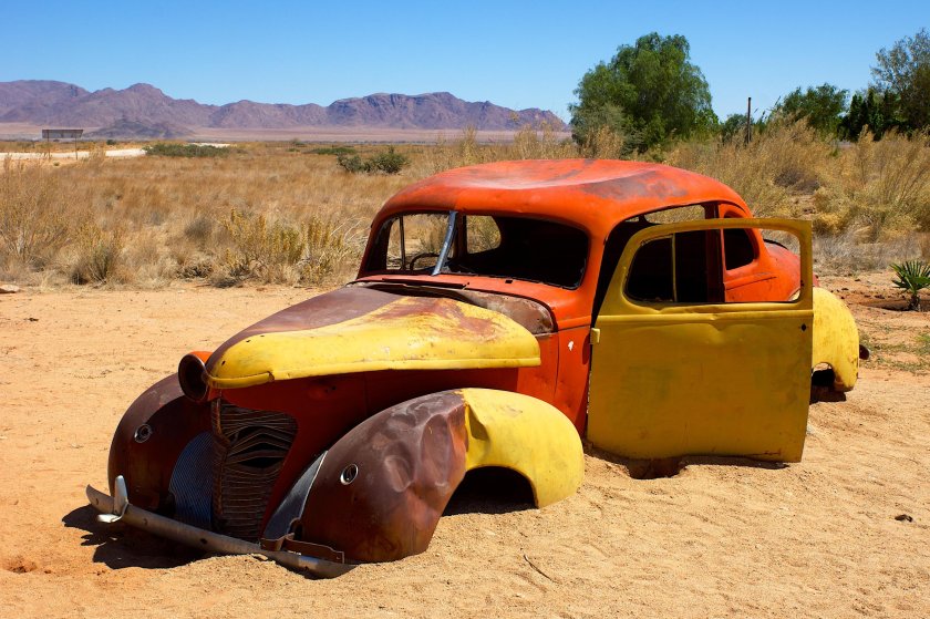 Заброшенные машины в пустыне